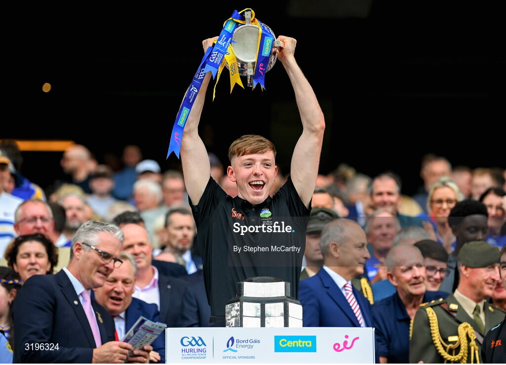 20 July 2025; Josh Keller lifts the Liam MacCarthy cup after victory in the GAA Hurling All-Ireland Senior Championship final match between Cork and Tipperary at Croke Park in Dublin. Photo by Stephen McCarthy/Sportsfile