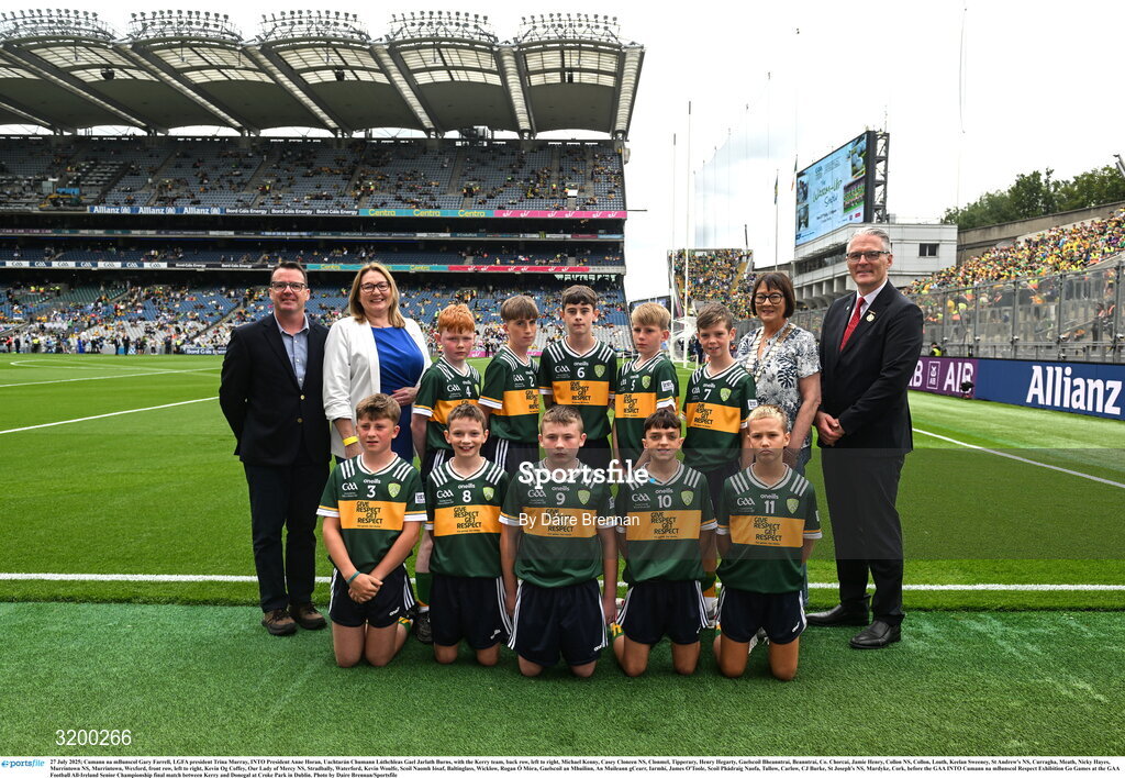 27 July 2025; Cumann na mBunscol Gary Farrell, LGFA president Trina Murray, INTO President Anne Horan, Uachtarán Chumann Lúthchleas Gael Jarlath Burns, with the Kerry team, back row, left to right, Michael Kenny, Casey Cloneen NS, Clonmel, Tipperary, Henry Hegarty, Gaelscoil Bheanntraí, Beanntraí, Co. Chorcaí, Jamie Henry, Collon NS, Collon, Louth, Keelan Sweeney, St Andrew's NS, Curragha, Meath, Nicky Hayes, Murrintown NS, Murrintown, Wexford, front row, left to right, Kevin Og Coffey, Our Lady of Mercy NS, Stradbally, Waterford, Kevin Woulfe, Scoil Naomh Iósaf, Baltinglass, Wicklow, Rogan Ó Móra, Gaelscoil an Mhuilinn, An Muileann gCearr, Iarmhí, James O'Toole, Scoil Phádraig Naofa, Tullow, Carlow, CJ Burke, St Joseph's NS, Mardyke, Cork, before the GAA INTO Cumann na mBunscol Respect Exhibition Go Games at the GAA Football All-Ireland Senior Championship final match between Kerry and Donegal at Croke Park in Dublin. Photo by Daire Brennan/Sportsfile