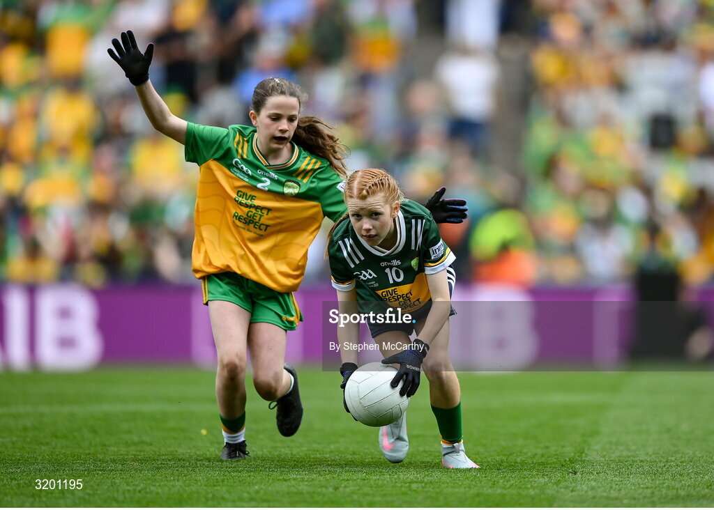 27 July 2025; Bailee Bolton, St Fiacc's NS, Graiguecullen, Laois, representing Kerry, and Naoise O'Brien, Rathcormac NS, Sligo, representing Donegal, during the GAA INTO Cumann na mBunscol Respect Exhibition Go Games at the GAA Football All-Ireland Senior Championship final match between Kerry and Donegal at Croke Park in Dublin. Photo by Stephen McCarthy/Sportsfile
