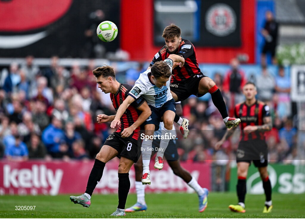 1 August 2025; Darragh Markey of Drogheda United in action against Bohemians players Dayle Rooney, left, and Niall Morahan during the SSE Airtricity Men's Premier Division match between Bohemians and Drogheda United at Dalymount Park in Dublin. Photo by Seb Daly/Sportsfile