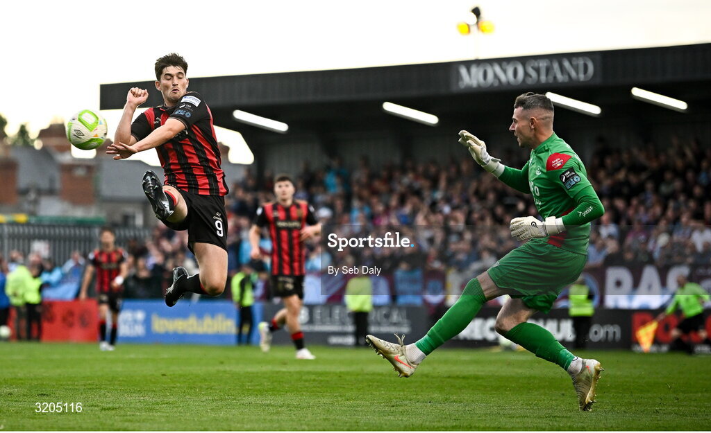 1 August 2025; Colm Whelan of Bohemians attempts to close down Drogheda United goalkeeper Luke Dennison during the SSE Airtricity Men's Premier Division match between Bohemians and Drogheda United at Dalymount Park in Dublin. Photo by Seb Daly/Sportsfile