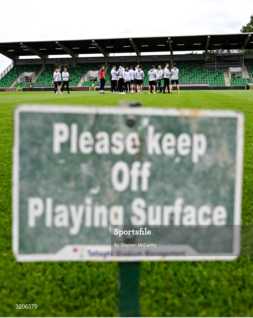 3 August 2025; Derry City players before the SSE Airtricity Men's Premier Division match between Shamrock Rovers and Derry City at Tallaght Stadium in Dublin.  Photo by Stephen McCarthy/Sportsfile