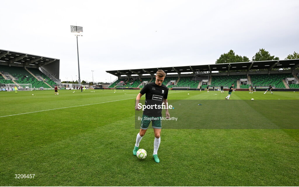 3 August 2025; Daniel Cleary of Shamrock Rovers warms up wearing the jersey of Templeogue United’s over 35’s in support of the O’Neill family before the SSE Airtricity Men's Premier Division match between Shamrock Rovers and Derry City at Tallaght Stadium in Dublin.  Photo by Stephen McCarthy/Sportsfile