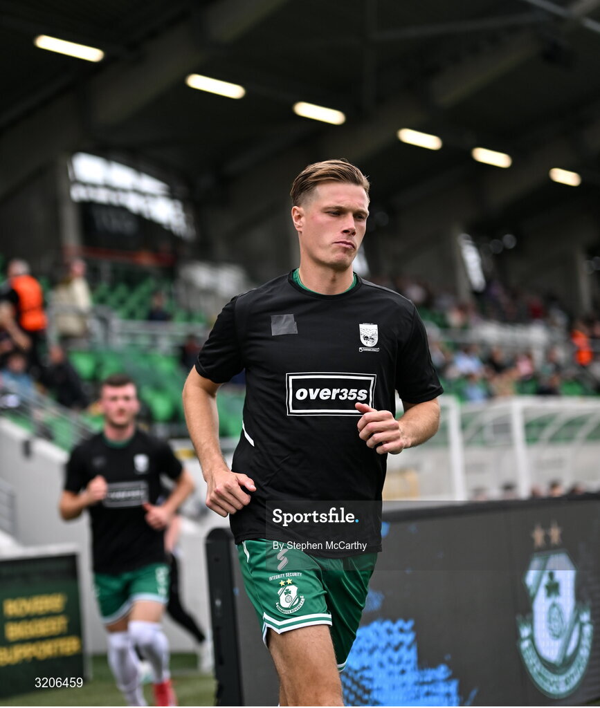 3 August 2025; Daniel Cleary of Shamrock Rovers runs out to warms up wearing the jersey of Templeogue United’s over 35’s in support of the O’Neill family before the SSE Airtricity Men's Premier Division match between Shamrock Rovers and Derry City at Tallaght Stadium in Dublin.  Photo by Stephen McCarthy/Sportsfile