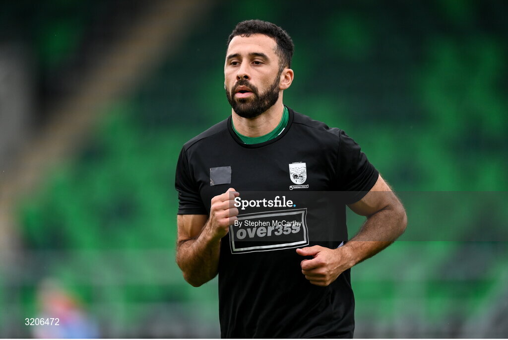 3 August 2025; Roberto Lopes of Shamrock Rovers warms up wearing the jersey of Templeogue United’s over 35’s in support of the O’Neill family before the SSE Airtricity Men's Premier Division match between Shamrock Rovers and Derry City at Tallaght Stadium in Dublin.  Photo by Stephen McCarthy/Sportsfile