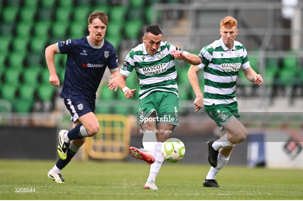 3 August 2025; Aaron McEneff of Shamrock Rovers has a shot on goal during the SSE Airtricity Men's Premier Division match between Shamrock Rovers and Derry City at Tallaght Stadium in Dublin.  Photo by Ben McShane/Sportsfile