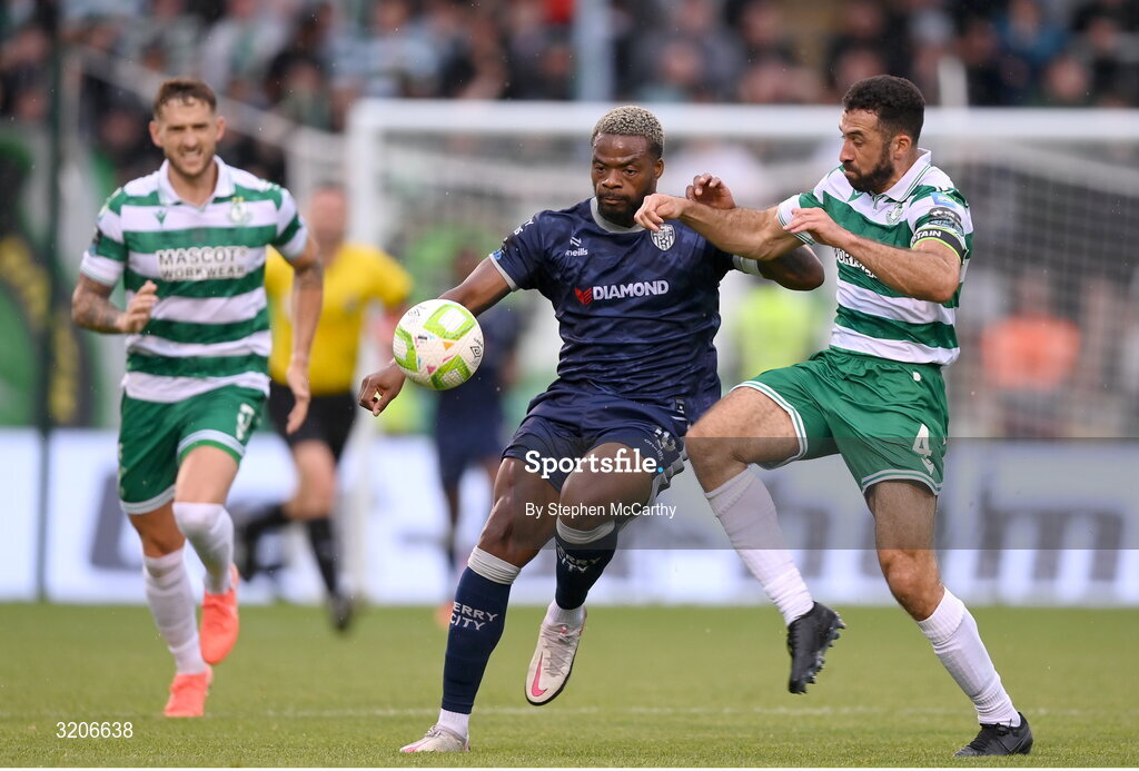 3 August 2025; Dipo Akinyemi of Derry City in action against Roberto Lopes of Shamrock Rovers during the SSE Airtricity Men's Premier Division match between Shamrock Rovers and Derry City at Tallaght Stadium in Dublin.  Photo by Stephen McCarthy/Sportsfile