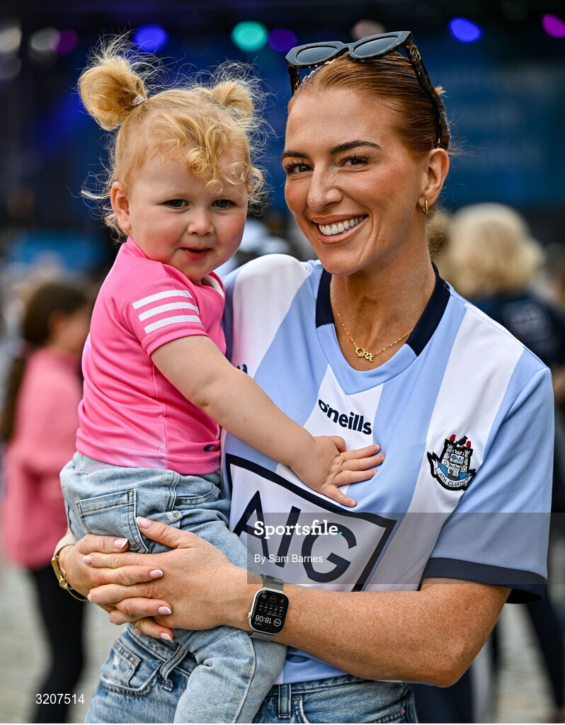 5 August 2025; Supporters Siobhan O’Hagan, right, and Cadhla O’Hagan, age 2, from Swords, during the TG4 All-Ireland Ladies Senior Football Champions homecoming at Smithfield Square in Dublin. Photo by Sam Barnes/Sportsfile