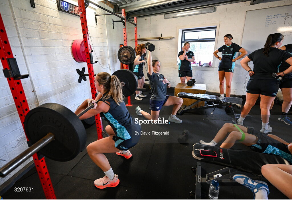 5 August 2025; Leah Tarpey, centre, during a Leinster Rugby women's squad training and gym session at The High School in Rathgar, Dublin. Photo by David Fitzgerald/Sportsfile