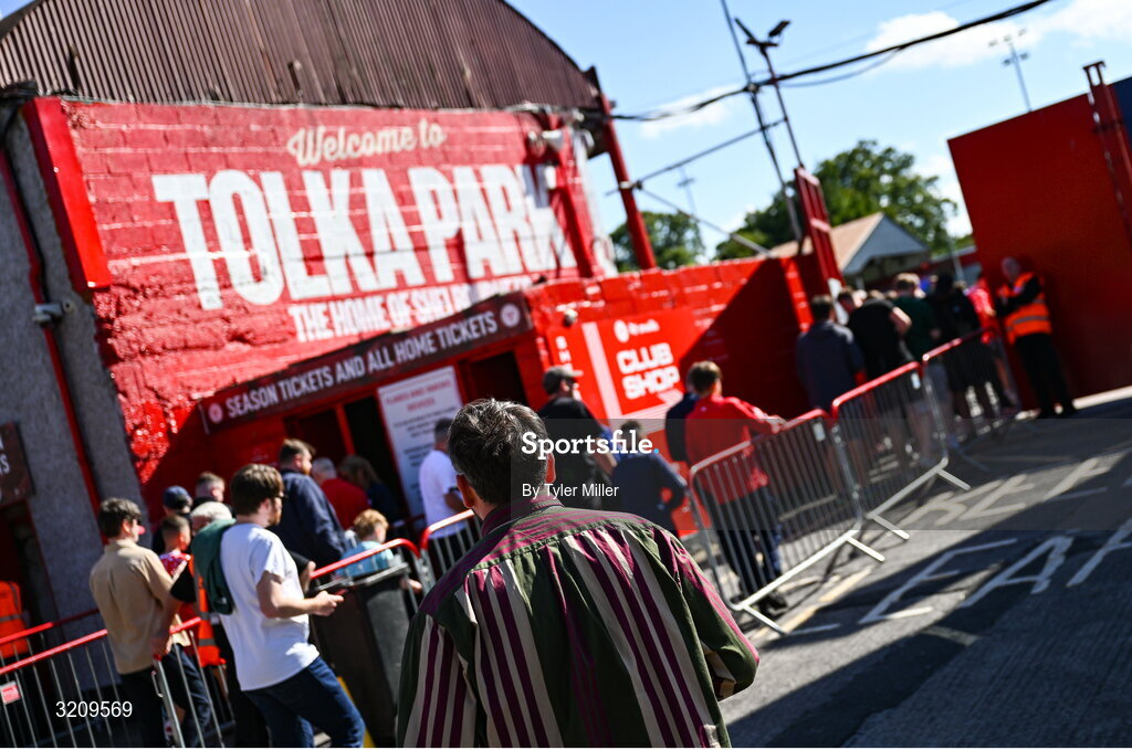 9 August 2025; Shelbourne supporters make their way into the ground before the SSE Airtricity Men's Premier Division match between Shelbourne and Bohemians at Tolka Park in Dublin. Photo by Tyler Miller/Sportsfile
