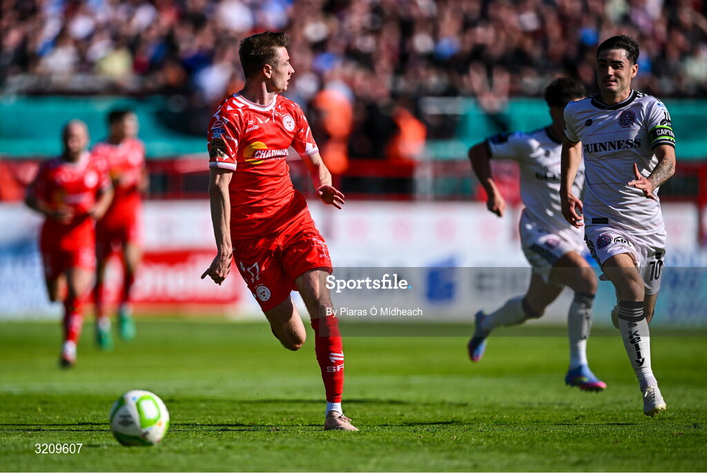 9 August 2025; Daniel Kelly of Shelbourne checks behind as he races away from Dawson Devoy of Bohemians during the SSE Airtricity Men's Premier Division match between Shelbourne and Bohemians at Tolka Park in Dublin. Photo by Piaras Ó Mídheach/Sportsfile