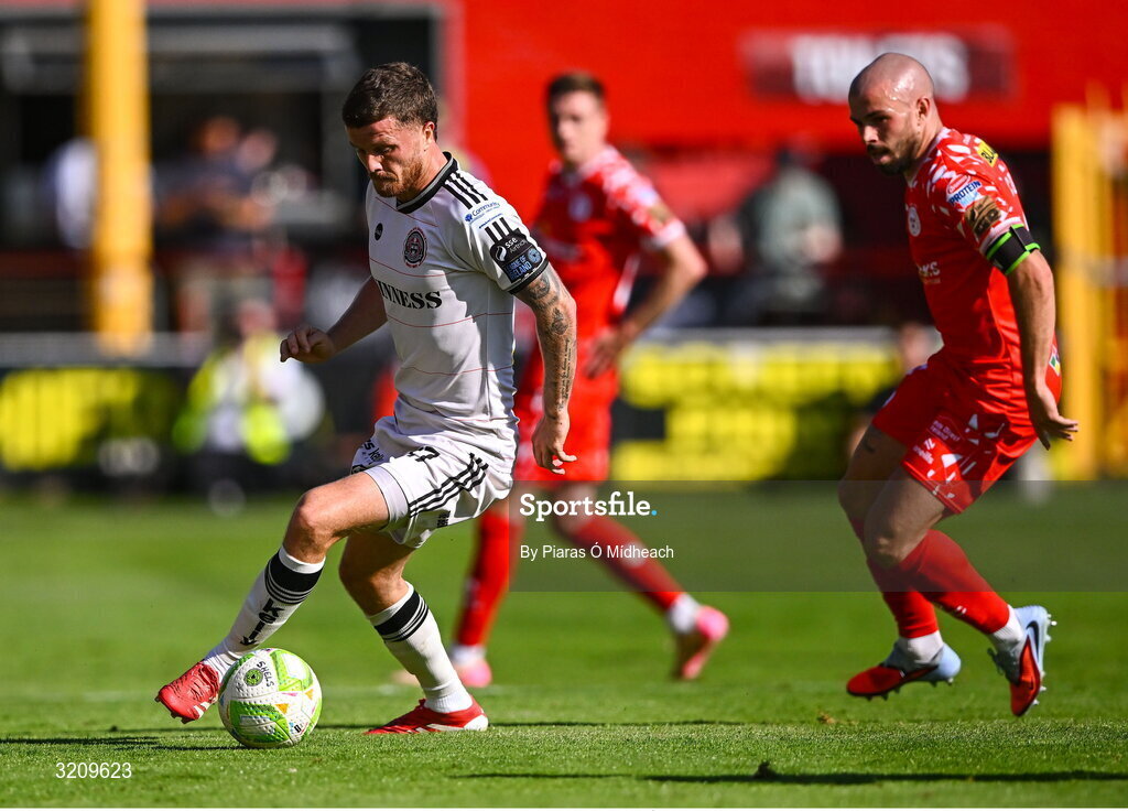 9 August 2025; Adam McDonnell of Bohemians in action against Mark Coyle of Shelbourne during the SSE Airtricity Men's Premier Division match between Shelbourne and Bohemians at Tolka Park in Dublin. Photo by Piaras Ó Mídheach/Sportsfile