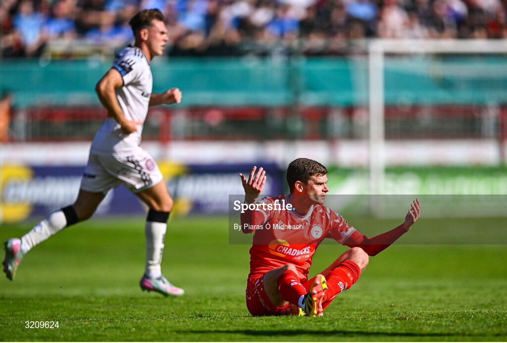 9 August 2025; Sean Gannon of Shelbourne appeals for a free during the SSE Airtricity Men's Premier Division match between Shelbourne and Bohemians at Tolka Park in Dublin. Photo by Piaras Ó Mídheach/Sportsfile