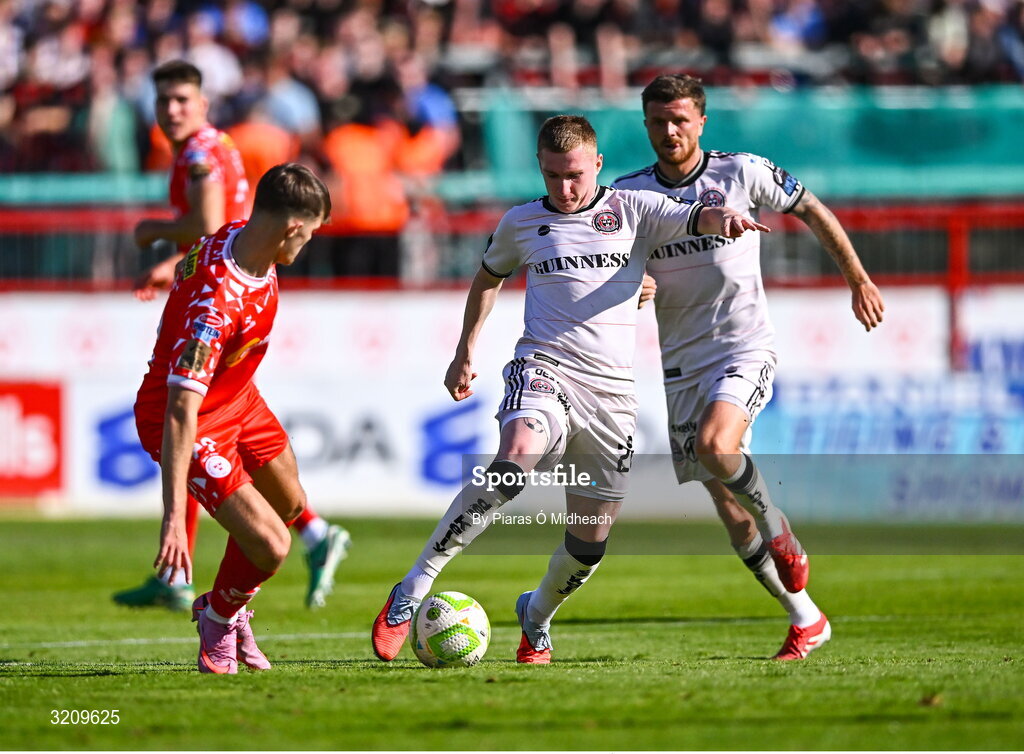 9 August 2025; Ross Tierney of Bohemians in action against Sean Moore of Shelbourne during the SSE Airtricity Men's Premier Division match between Shelbourne and Bohemians at Tolka Park in Dublin. Photo by Piaras Ó Mídheach/Sportsfile