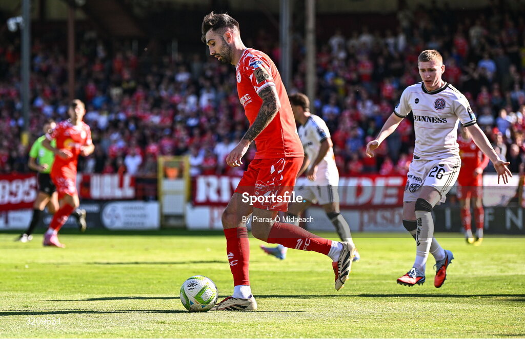 9 August 2025; Ellis Chapman of Shelbourne in action against Ross Tierney of Bohemians during the SSE Airtricity Men's Premier Division match between Shelbourne and Bohemians at Tolka Park in Dublin. Photo by Piaras Ó Mídheach/Sportsfile