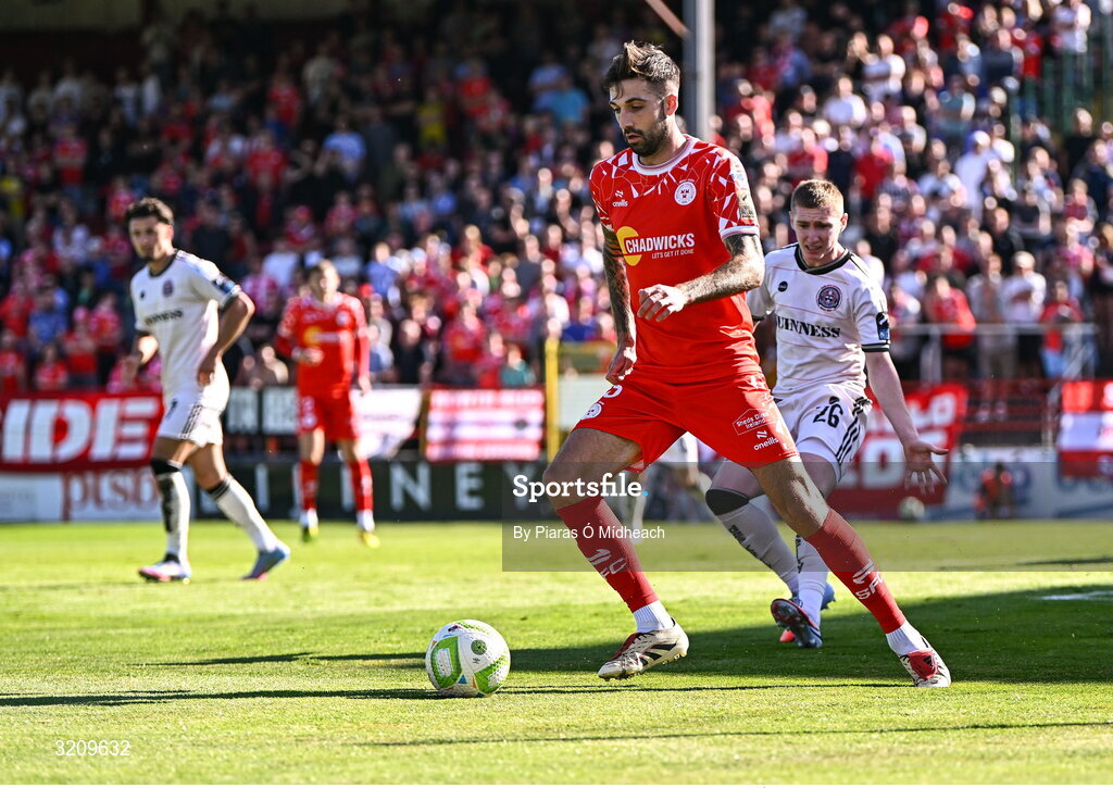 9 August 2025; Ellis Chapman of Shelbourne in action against Ross Tierney of Bohemians during the SSE Airtricity Men's Premier Division match between Shelbourne and Bohemians at Tolka Park in Dublin. Photo by Piaras Ó Mídheach/Sportsfile