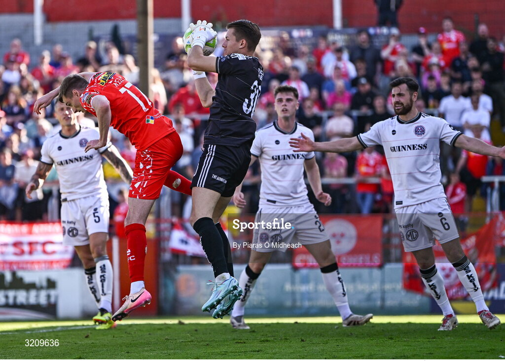 9 August 2025; Bohemians goalkeeper Kacper Chorazka gathers possession ahead of Daniel Kelly of Shelbourne during the SSE Airtricity Men's Premier Division match between Shelbourne and Bohemians at Tolka Park in Dublin. Photo by Piaras Ó Mídheach/Sportsfile