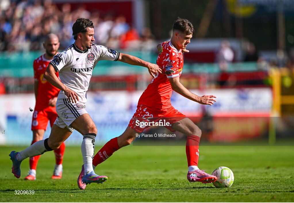 9 August 2025; Sean Moore of Shelbourne in action against Connor Parsons of Bohemians during the SSE Airtricity Men's Premier Division match between Shelbourne and Bohemians at Tolka Park in Dublin. Photo by Piaras Ó Mídheach/Sportsfile