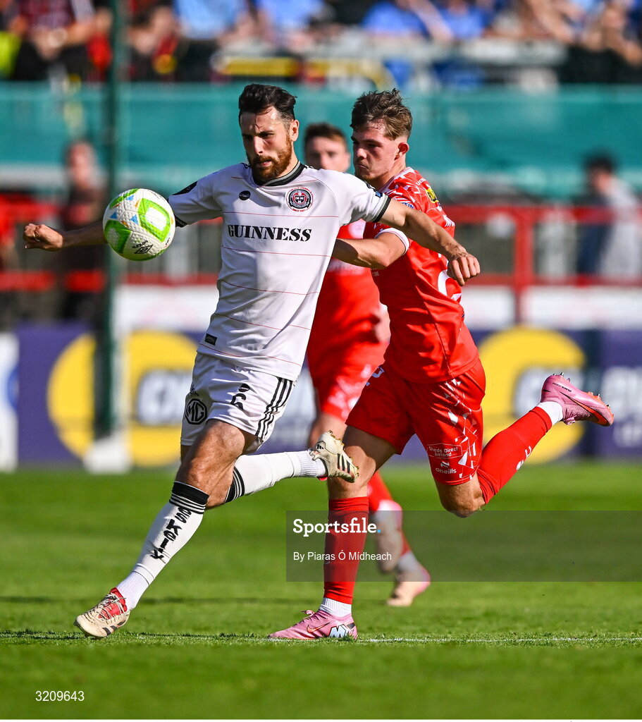 9 August 2025; Jordan Flores of Bohemians in action against Sean Moore of Shelbourne during the SSE Airtricity Men's Premier Division match between Shelbourne and Bohemians at Tolka Park in Dublin. Photo by Piaras Ó Mídheach/Sportsfile