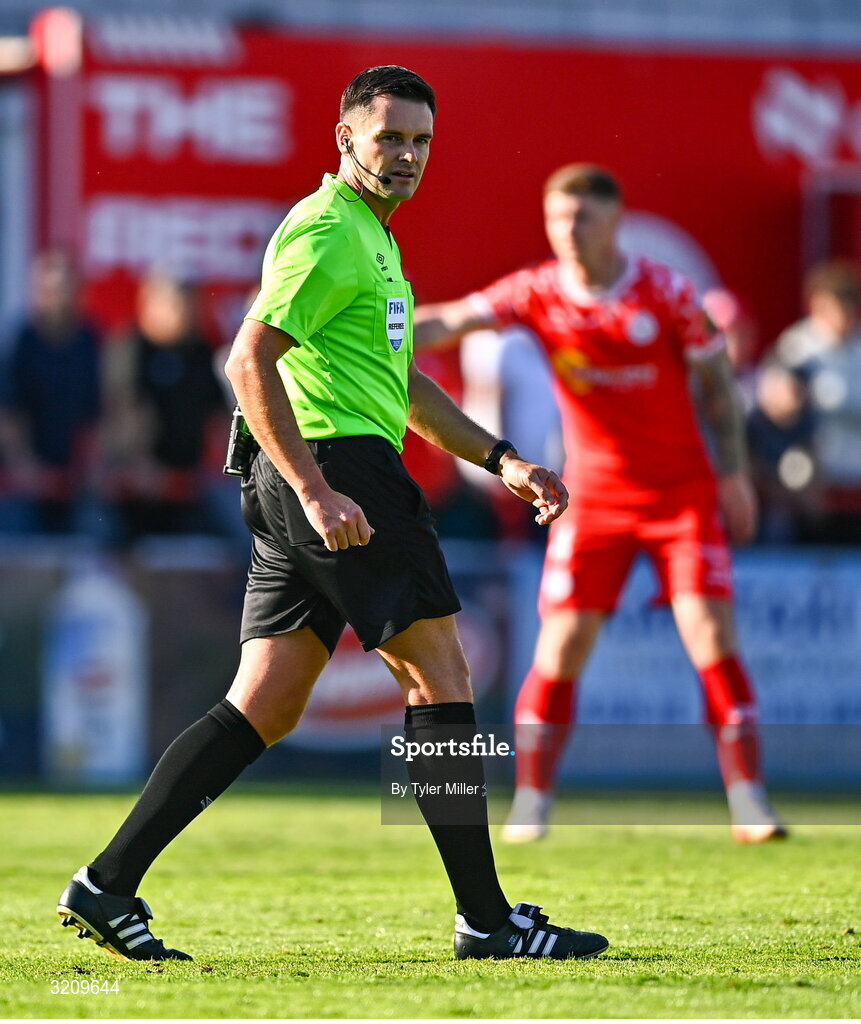 9 August 2025; Referee Rob Hennessy during the SSE Airtricity Men's Premier Division match between Shelbourne and Bohemians at Tolka Park in Dublin. Photo by Tyler Miller/Sportsfile