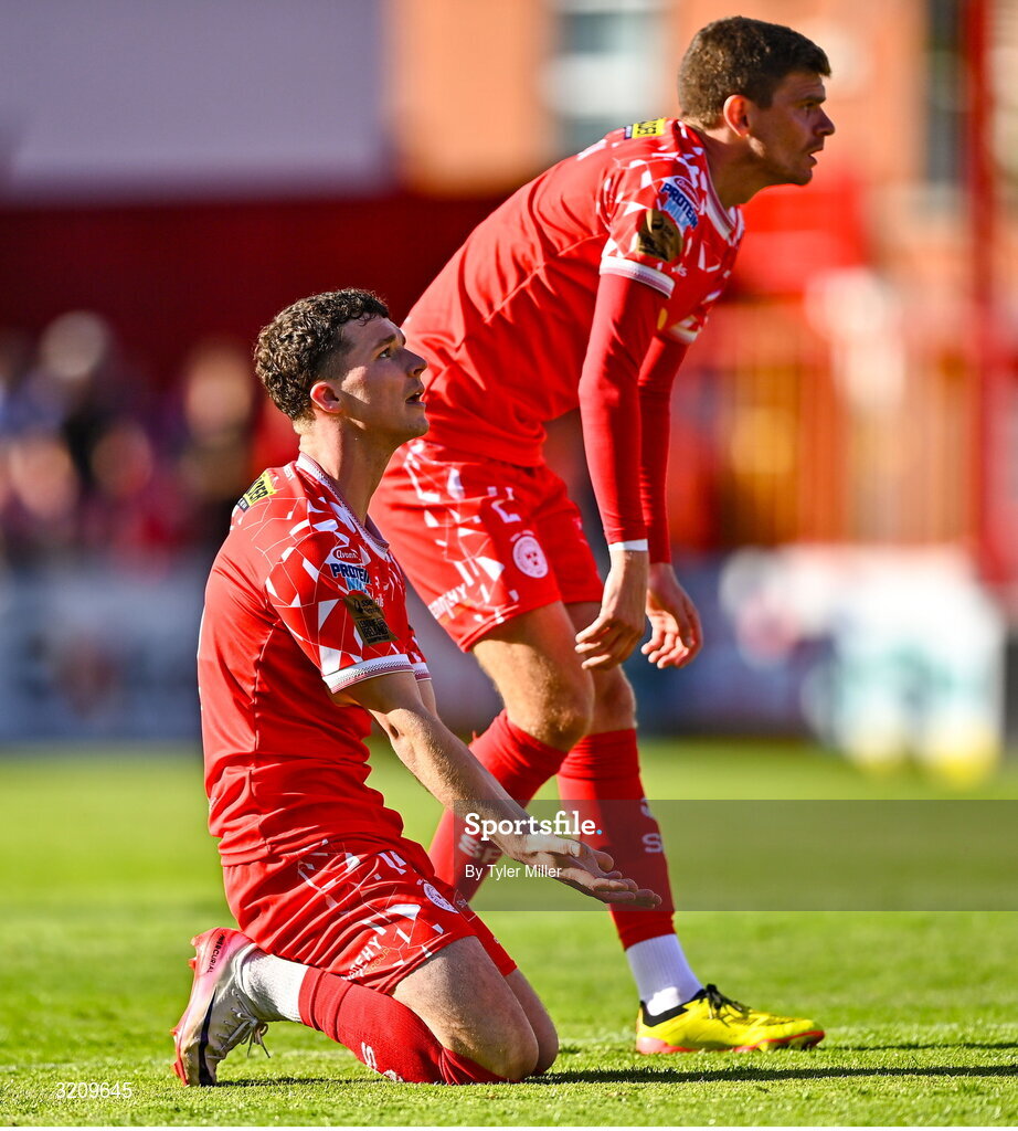 9 August 2025; Ali Coote of Shelbourne remonstrates with referee Rob Hennessy during the SSE Airtricity Men's Premier Division match between Shelbourne and Bohemians at Tolka Park in Dublin. Photo by Tyler Miller/Sportsfile