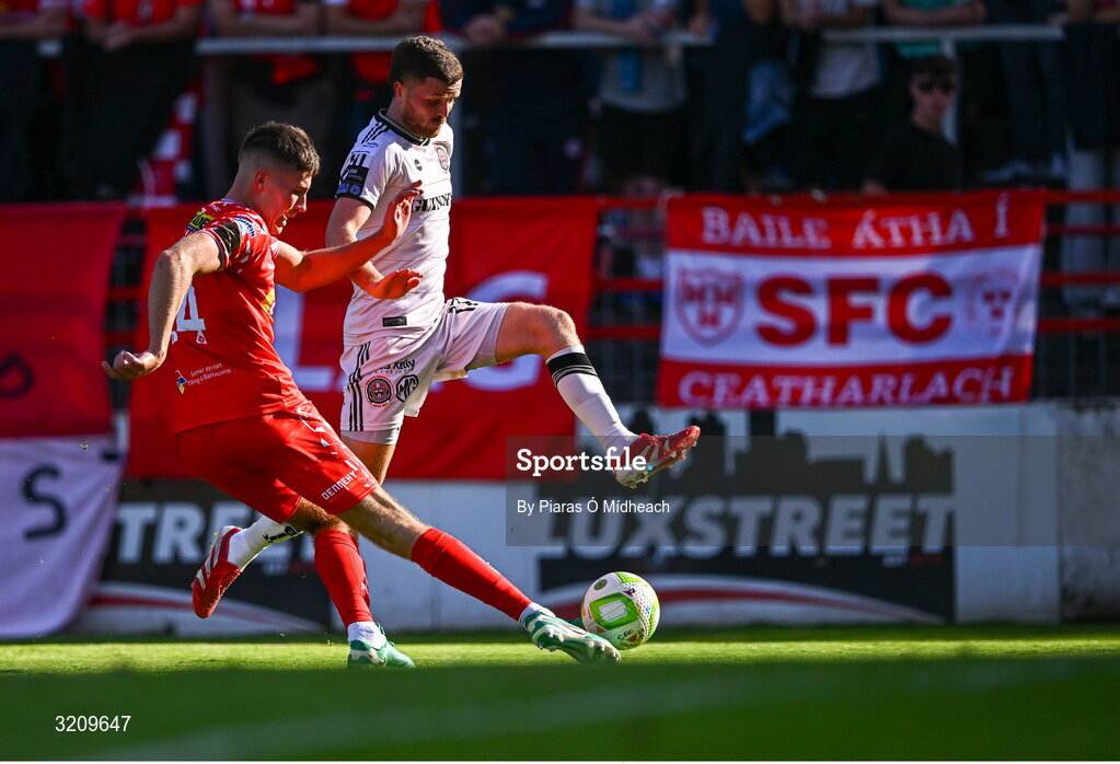 9 August 2025; Lewis Temple of Shelbourne in action against Adam McDonnell of Bohemians during the SSE Airtricity Men's Premier Division match between Shelbourne and Bohemians at Tolka Park in Dublin. Photo by Piaras Ó Mídheach/Sportsfile