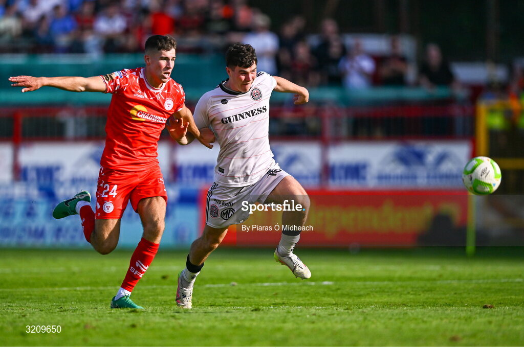 9 August 2025; James Clarke of Bohemians in action against Lewis Temple of Shelbourne during the SSE Airtricity Men's Premier Division match between Shelbourne and Bohemians at Tolka Park in Dublin. Photo by Piaras Ó Mídheach/Sportsfile