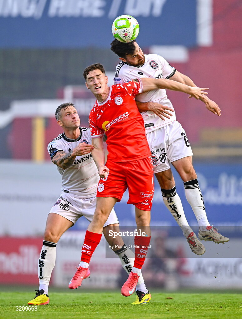 9 August 2025; Jordan Flores and Rob Cornwall, left, of Bohemians in action against John Martin of Shelbourne during the SSE Airtricity Men's Premier Division match between Shelbourne and Bohemians at Tolka Park in Dublin. Photo by Piaras Ó Mídheach/Sportsfile