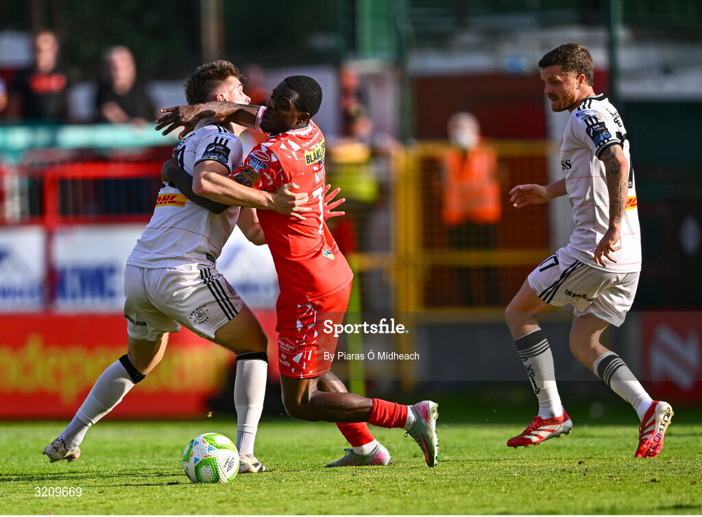 9 August 2025; Mipo Odubeko of Shelbourne in action against Leigh Kavanagh of Bohemians during the SSE Airtricity Men's Premier Division match between Shelbourne and Bohemians at Tolka Park in Dublin. Photo by Piaras Ó Mídheach/Sportsfile
