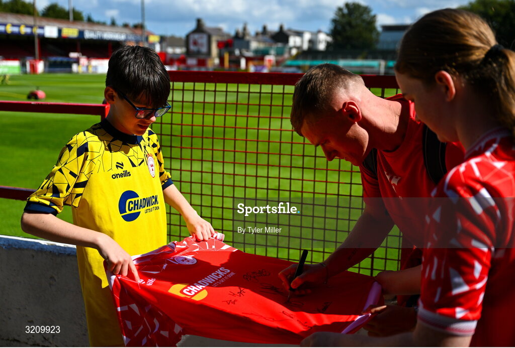 9 August 2025; JJ Lunney of Shelbourne signs a jersey for a young supporter before the SSE Airtricity Men's Premier Division match between Shelbourne and Bohemians at Tolka Park in Dublin. Photo by Tyler Miller/Sportsfile