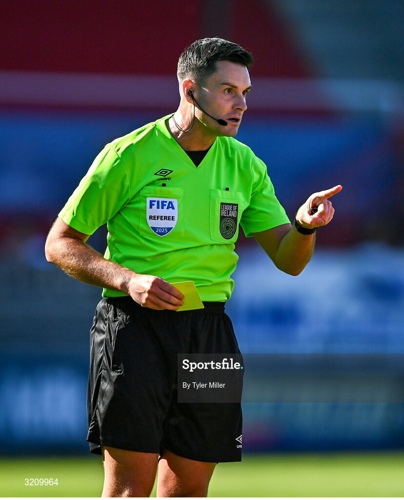 9 August 2025; Referee Rob Hennessy during the SSE Airtricity Men's Premier Division match between Shelbourne and Bohemians at Tolka Park in Dublin. Photo by Tyler Miller/Sportsfile