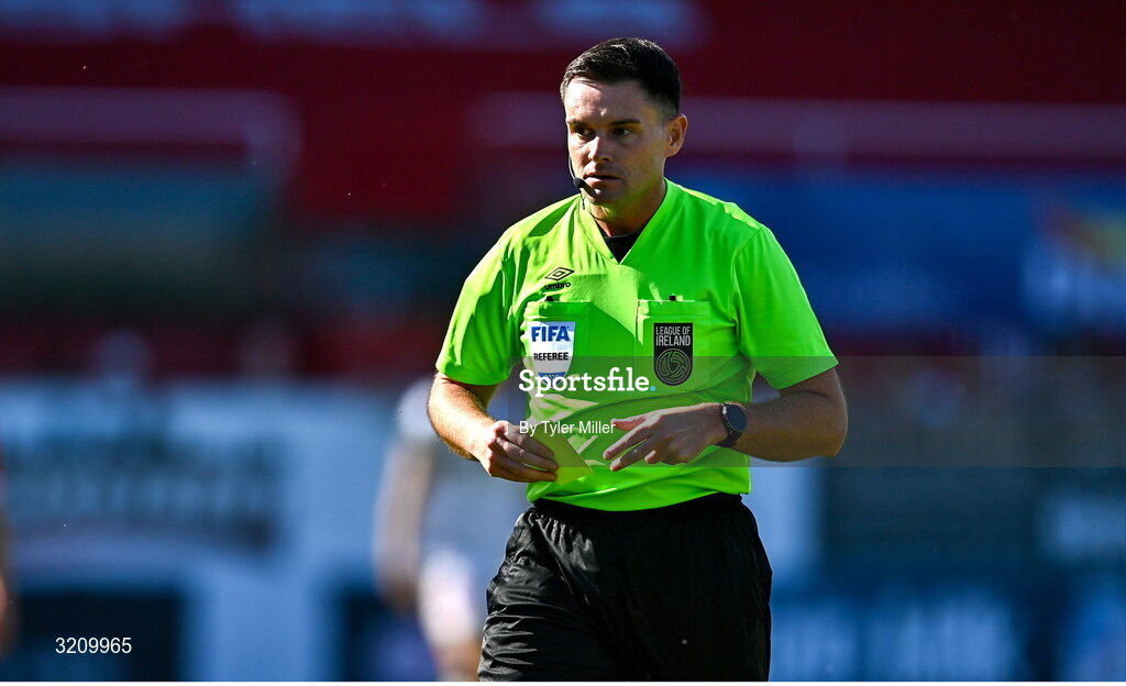 9 August 2025; Referee Rob Hennessy during the SSE Airtricity Men's Premier Division match between Shelbourne and Bohemians at Tolka Park in Dublin. Photo by Tyler Miller/Sportsfile