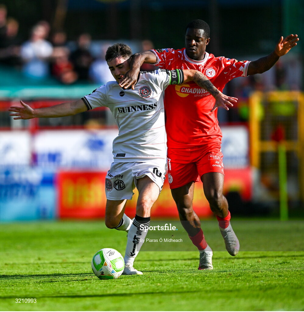 9 August 2025; Dawson Devoy of Bohemians in action against Mipo Odubeko of Shelbourne during the SSE Airtricity Men's Premier Division match between Shelbourne and Bohemians at Tolka Park in Dublin. Photo by Piaras Ó Mídheach/Sportsfile