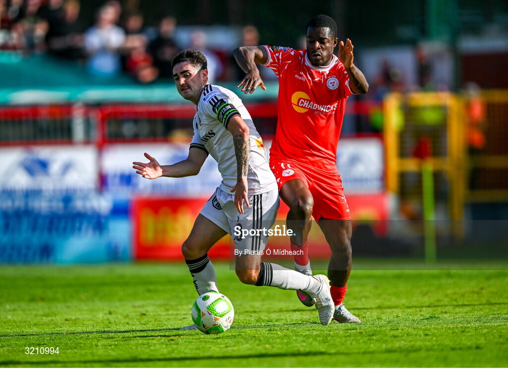9 August 2025; Dawson Devoy of Bohemians in action against Mipo Odubeko of Shelbourne during the SSE Airtricity Men's Premier Division match between Shelbourne and Bohemians at Tolka Park in Dublin. Photo by Piaras Ó Mídheach/Sportsfile