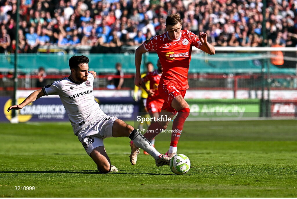 9 August 2025; Daniel Kelly of Shelbourne in action against Jordan Flores of Bohemians during the SSE Airtricity Men's Premier Division match between Shelbourne and Bohemians at Tolka Park in Dublin. Photo by Piaras Ó Mídheach/Sportsfile