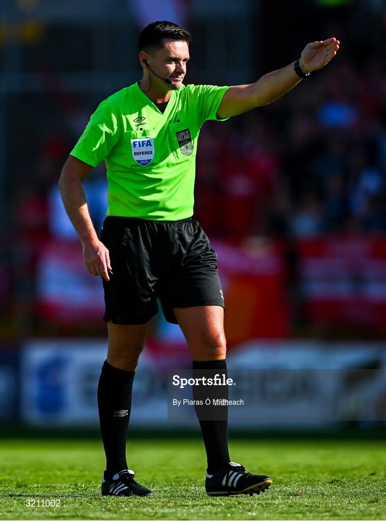 9 August 2025; Referee Rob Hennessy during the SSE Airtricity Men's Premier Division match between Shelbourne and Bohemians at Tolka Park in Dublin. Photo by Piaras Ó Mídheach/Sportsfile