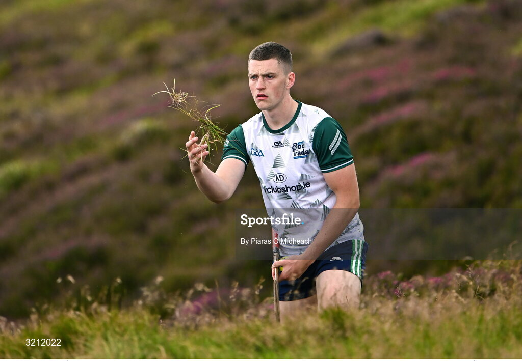 4 August 2025; Sean Óg McLaren of Antrim throws grass in the air to test the wind while competing in the Senior Hurling competition during the M. Donnelly GAA Poc Fada All-Ireland Finals at Annaverna Mountain in the Cooley Peninsula, Ravensdale, Louth. Photo by Piaras Ó Mídheach/Sportsfile