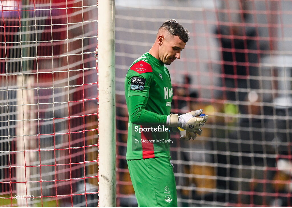 16 August 2025; Drogheda United goalkeeper Luke Dennison reads notes from a bottle during the penalty shootout of the Sports Direct Men’s FAI Cup third round match between Derry City and Drogheda United at The Ryan McBride Brandywell Stadium in Derry. Photo by Stephen McCarthy/Sportsfile