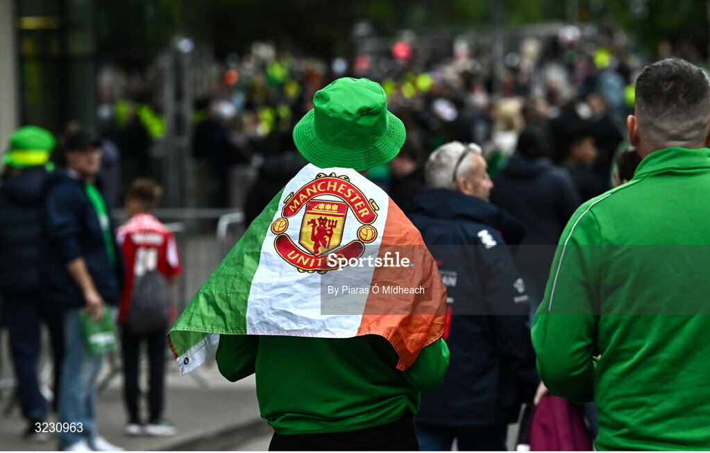 6 September 2025; Republic of Ireland supporters arrive ahead of the FIFA World Cup 2026 Group F qualifying match between Republic of Ireland and Hungary at the Aviva Stadium in Dublin. Photo by Piaras Ó Mídheach/Sportsfile