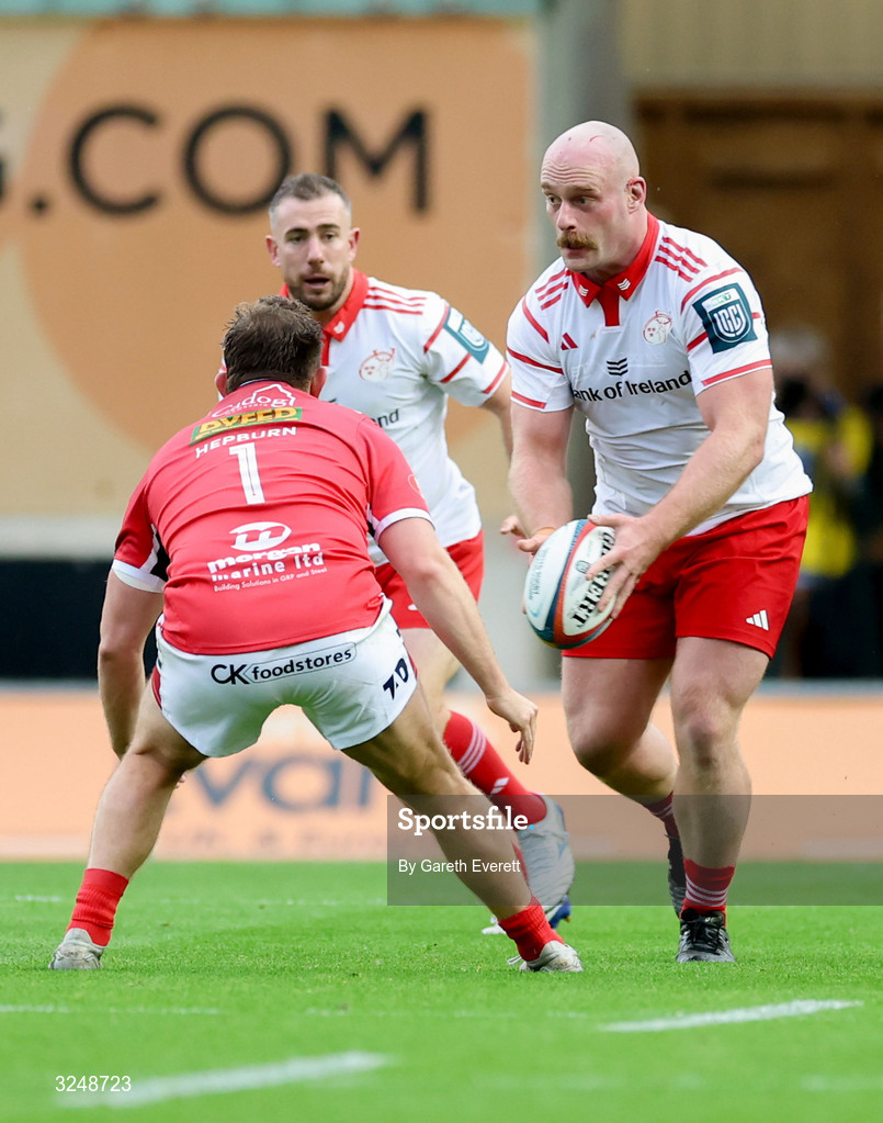 27 September 2025; Oli Jager of Munster in action during the United Rugby Championship match between Scarlets and Munster at Parc Y Scarlets in Llanelli, Wales. Photo by Gareth Everett/Sportsfile