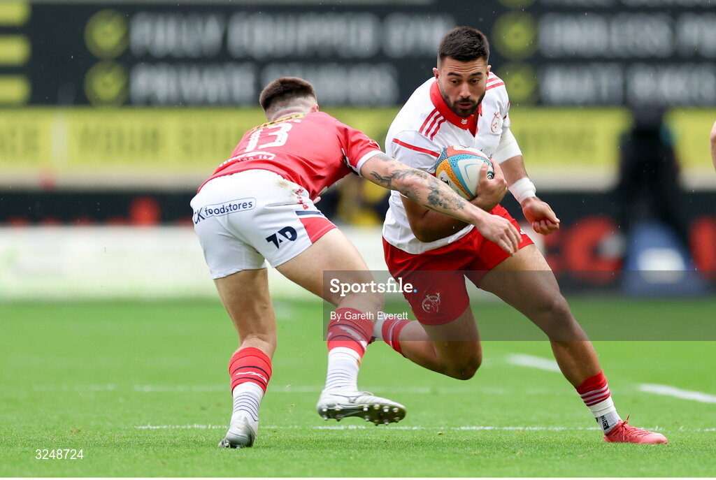 27 September 2025; Dan Kelly of Munster in action against Joe Roberts of Scarlets during the United Rugby Championship match between Scarlets and Munster at Parc Y Scarlets in Llanelli, Wales. Photo by Gareth Everett/Sportsfile
