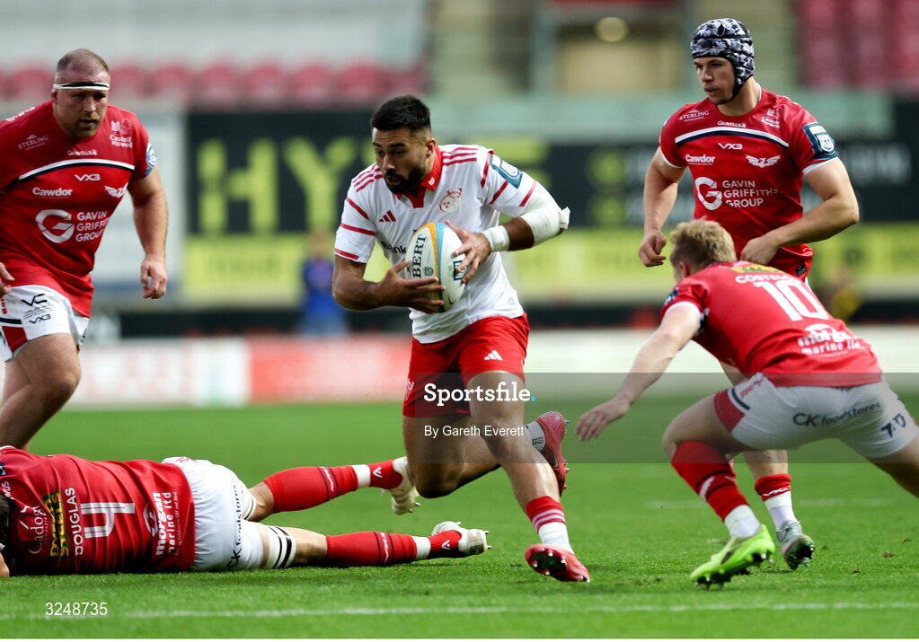 27 September 2025; Dan Kelly of Munster makes a break during the United Rugby Championship match between Scarlets and Munster at Parc Y Scarlets in Llanelli, Wales. Photo by Gareth Everett/Sportsfile
