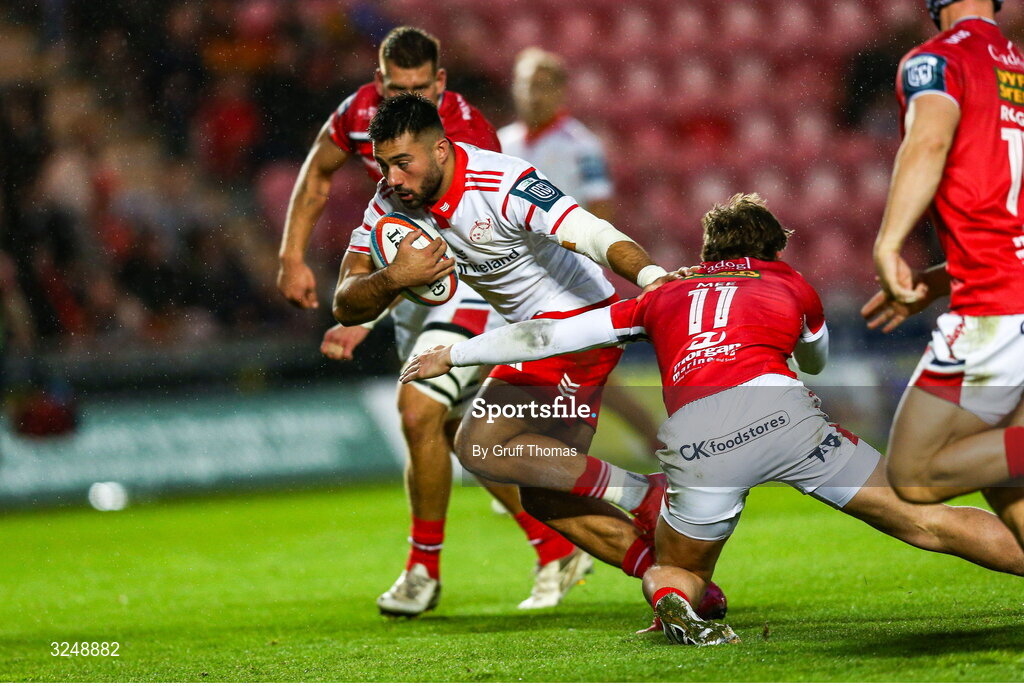 27 September 2025; Dan Kelly of Munster breaks the tackle of Ellis Mee of Scarlets as he goes over for a try during the United Rugby Championship match between Scarlets and Munster at Parc Y Scarlets in Llanelli, Wales. Photo by Gruff Thomas/Sportsfile