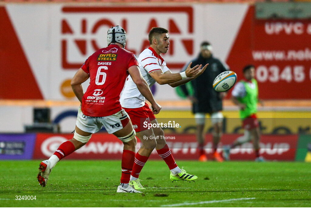 27 September 2025; Jack Crowley of Munster passes the ball during the United Rugby Championship match between Scarlets and Munster at Parc Y Scarlets in Llanelli, Wales. Photo by Gruff Thomas/Sportsfile