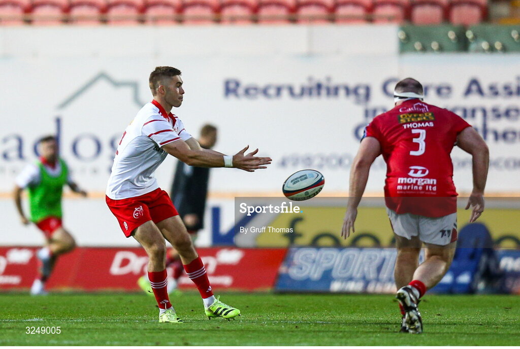 27 September 2025; Jack Crowley of Munster passes the ball during the United Rugby Championship match between Scarlets and Munster at Parc Y Scarlets in Llanelli, Wales. Photo by Gruff Thomas/Sportsfile