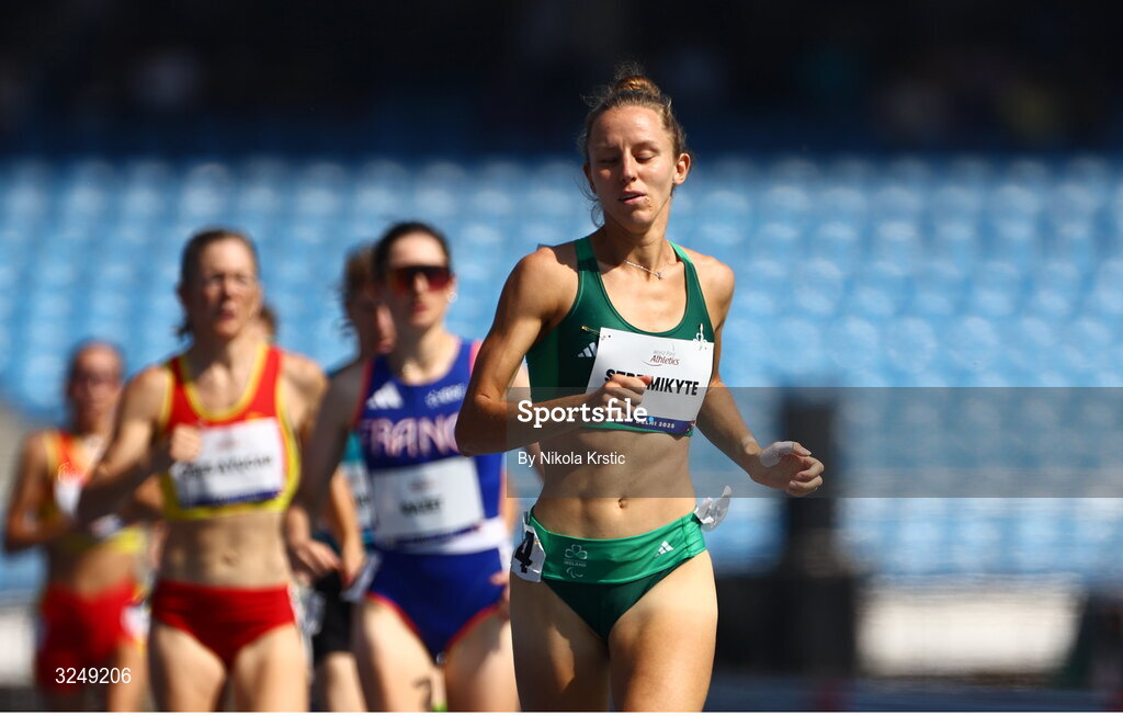 28 September 2025; Greta Streimikyte of team Ireland on her way to winning Gold in the Women's 1500m T13 final during day three of the New Delhi 2025 World Para Athletics Championships at JLN Stadium in New Delhi, India. Photo by Nikola Krstic/Sportsfile