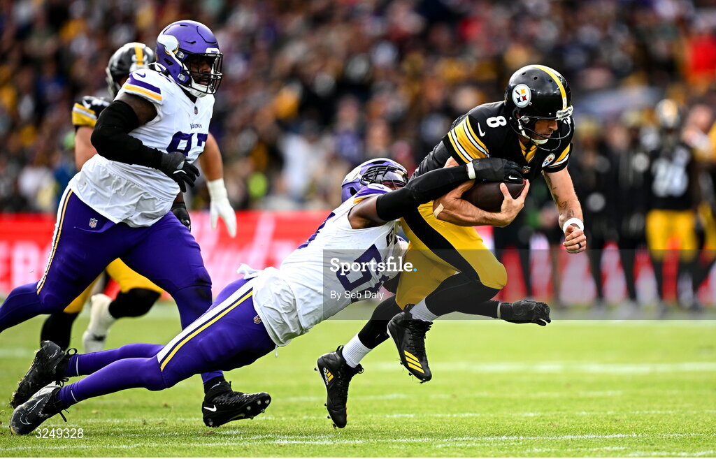 28 September 2025; Quarterback Aaron Rodgers #8 of Pittsburgh Steelers is tackled by Offensive linebacker Jonathan Greenard #58 of Minnesota Vikings during the 2025 NFL International Game between the Pittsburgh Steelers and the Minnesota Vikings at Croke Park in Dublin. Photo by Seb Daly/Sportsfile