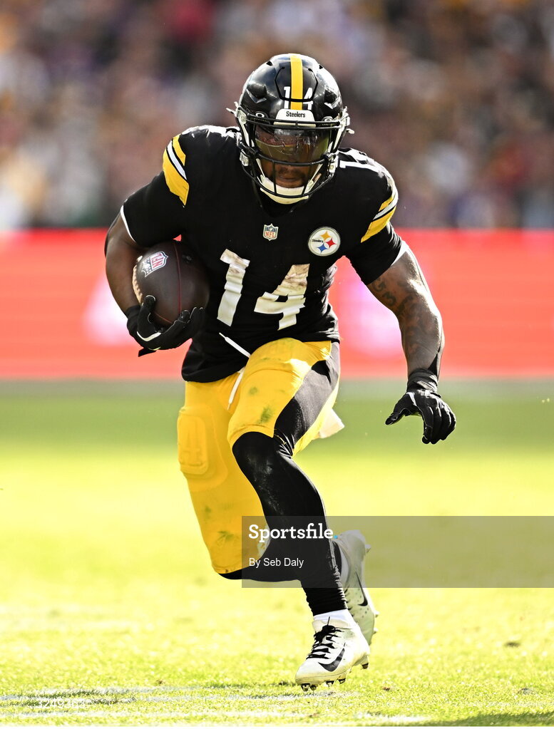 28 September 2025; Running back Kenneth Gainwell #14 of Pittsburgh Steelers during the 2025 NFL International Game between the Pittsburgh Steelers and the Minnesota Vikings at Croke Park in Dublin. Photo by Seb Daly/Sportsfile
