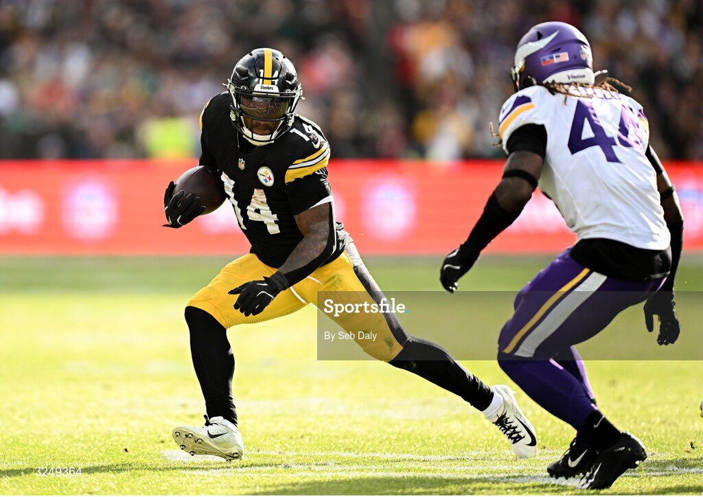 28 September 2025; Running back Kenneth Gainwell #14 of Pittsburgh Steelers in action against Safety Joshua Metellus #44 of Minnesota Vikings during the 2025 NFL International Game between the Pittsburgh Steelers and the Minnesota Vikings at Croke Park in Dublin. Photo by Seb Daly/Sportsfile