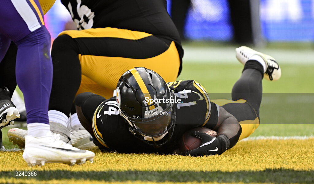 28 September 2025; Running back Kenneth Gainwell #14 of Pittsburgh Steelers scores a touchdown during the 2025 NFL International Game between the Pittsburgh Steelers and the Minnesota Vikings at Croke Park in Dublin. Photo by Seb Daly/Sportsfile